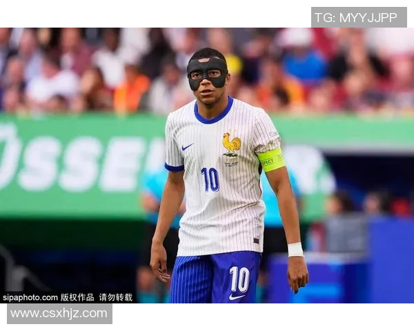 足球明星面罩造型卡通形象展现运动魅力与个性风采